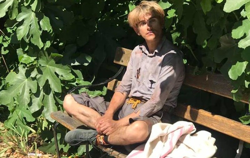 FOTO | Dezvăluirile unui cântăreț român care a plecat în Marea Britanie din cauza atacurilor homofobe. A mărturisit că a fost violat și jefuit în Londra
