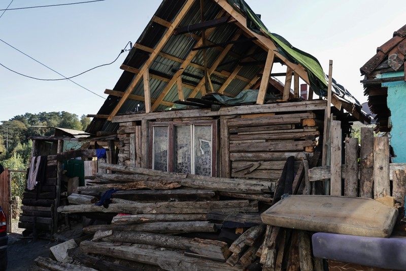 Casa veche unde s-au refugiat Ibolya și cei patru copii după plecarea soțului. Sursa foto: Vlad Chirea