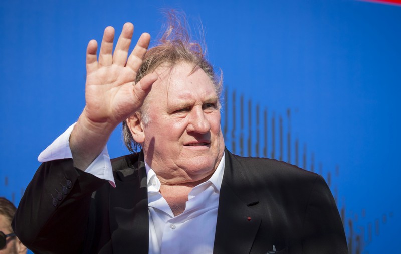 Președintele francez Emmanuel Macron îi ia apărarea actorului Gérard Depardieu, acuzat de viol: „Franța se mândrește cu el”