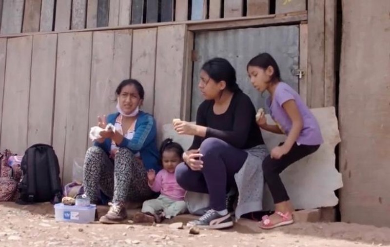 Povestea impresionantă a femeii din Peru care și-a luat copiii și a mers 600 km pe jos până în pădurea amazoniană, ca să scape de pandemia de COVID