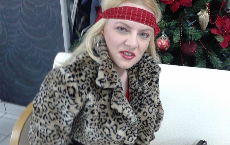 Rouge s-a grăbit să-şi împodobească bradul | FOTO