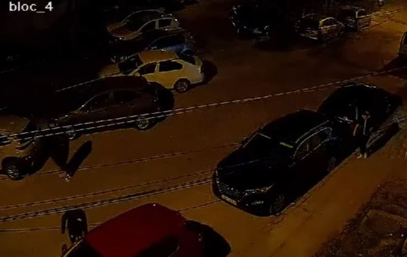 Tineri din Buzău, surprinși pe camere când încercau să deschidă uşile mai multor maşini parcate. Poliția a deschis o anchetă