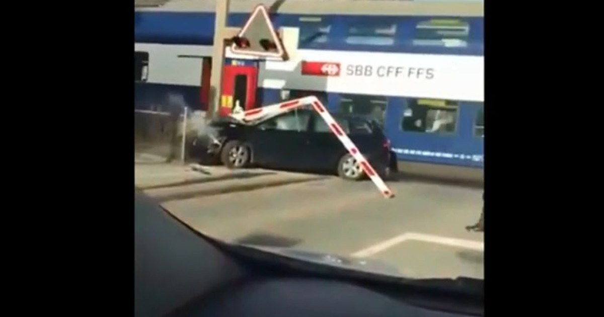 a încercat să scoată o mașină blocată de pe calea ferată