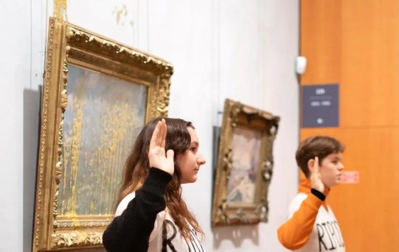 Momentul în care două protestatare ecologiste aruncă supă pe o pictură de Claude Monet, la un muzeu de la Lyon. VIDEO