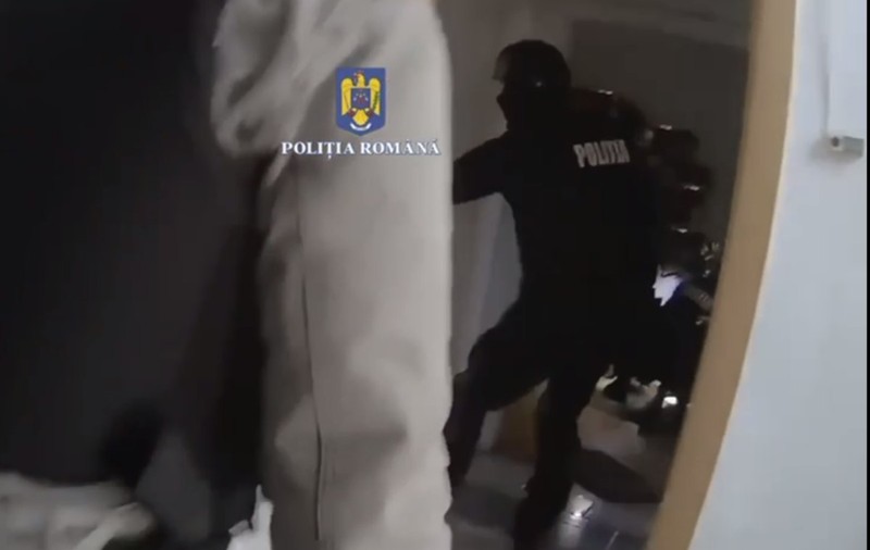 Un bătrân sechestrat în apartament de fiul său sub ameninţarea unui cuţit, salvat de luptătorii SAS, care au intrat în forță | VIDEO