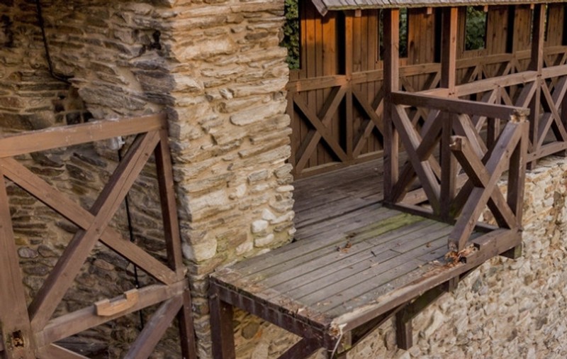 O femeie a murit după ce un balcon al unui monument istoric s-a rupt! Ea venise să le arate un castel unor prieteni