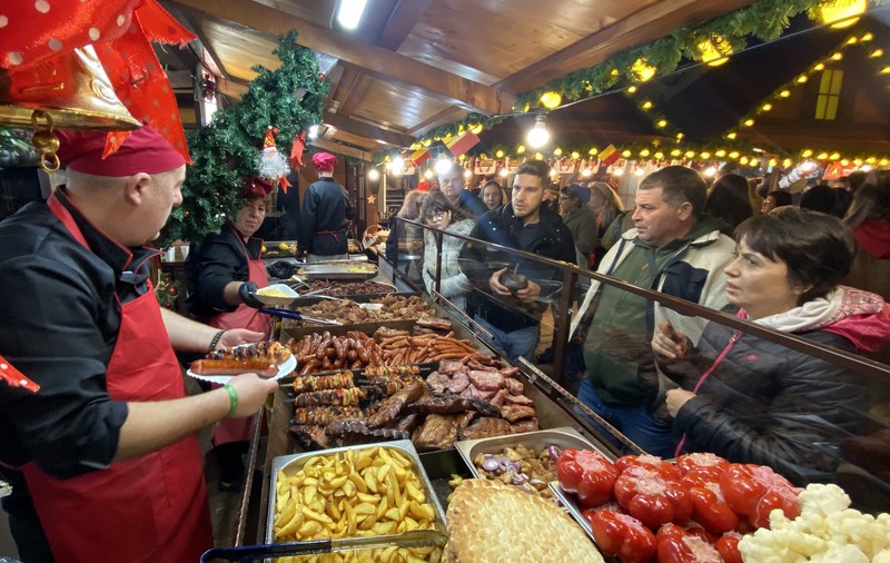 FOTO. Cât costă sarmalele sau un cozonac în târgurile de Crăciun din București? Libertatea a comparat prețurile și a tras concluzia: e scump!
