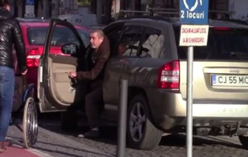 Ce le-a făcut un clujean celor care parchează pe locurile de parcare destinate persoanelor cu dizabilități | VIDEO