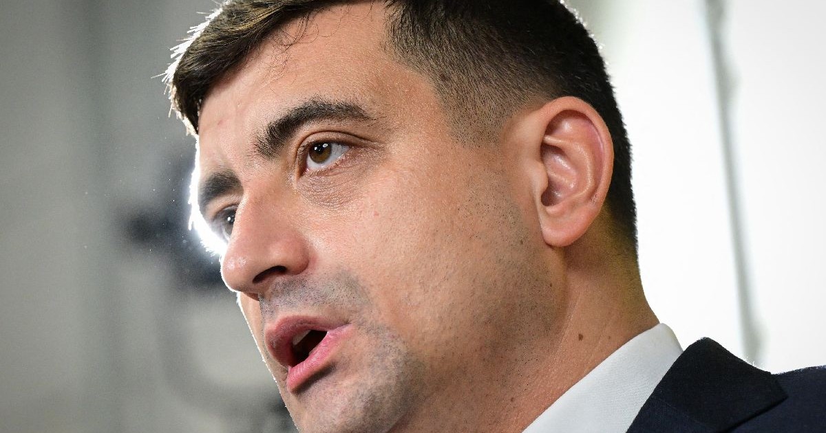 Cadru strâns cu liderul AUR, George Simion, în timpul unei declarații de presă