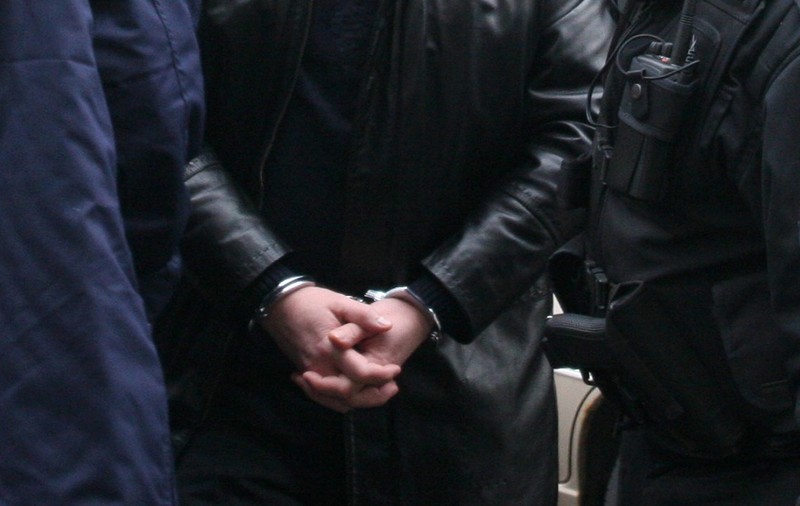 Un pastor din Arad a fost arestat, acuzat că și-a violat timp de 16 ani cele trei fiice. Cea mare a povestit totul unor prieteni