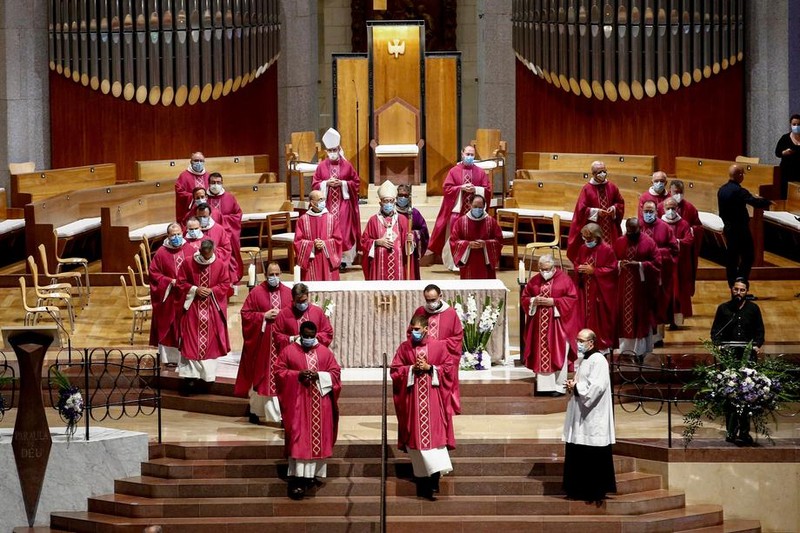 epa08567741 A view of a funeral for victims of the COVID-19 pandemic chaired by Cardinal Juan Jose Omella (C) at Sagrada Familia cathedral in Barcelona, Spain, 26 July 2020. EPA-EFE/Quique Garcia