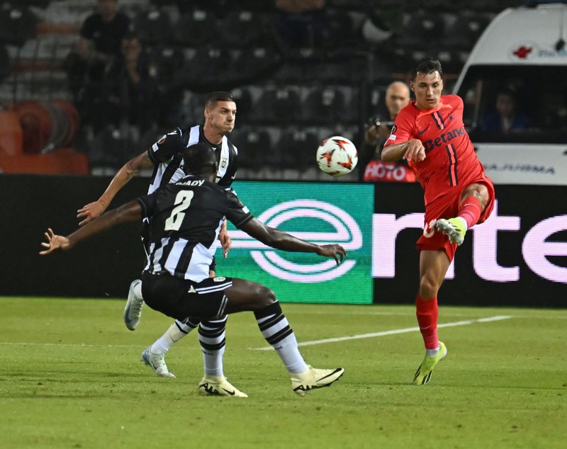FCSB a câștigat la PAOK Salonic cu 1-0 după un final dramatic, în care echipa lui Răzvan Lucescu a lovit bara