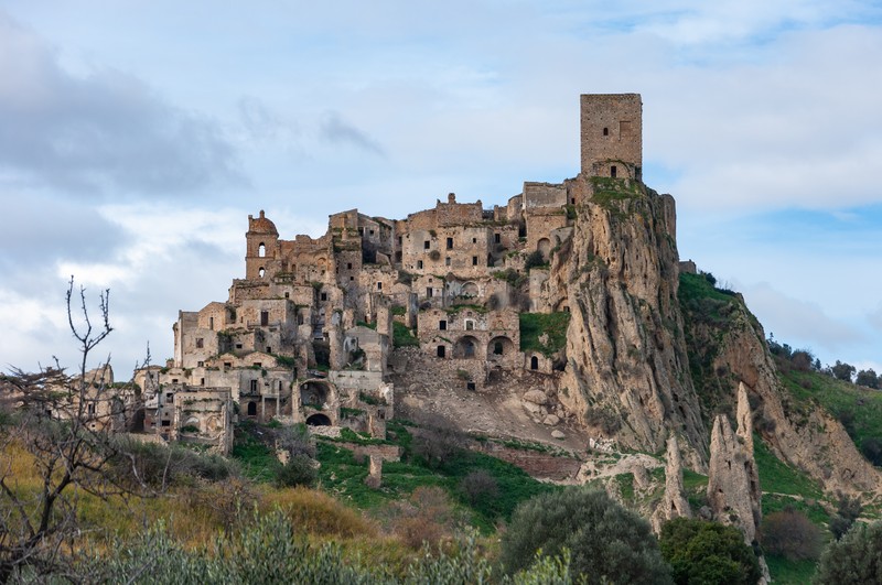 Craco, orașul-fantomă de lângă Matera, orașul de piatră, este folosit astăzi ca decor pentru producții cinematografice sau publicitate. | Foto: 123rf.com
