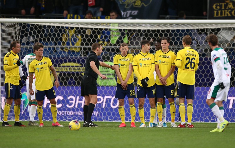 O echipă din Rusia cu 42 de fotbaliști în carantină a fost obligată să joace. A pierdut cu 10-1, iar portarul a fost cel mai bun de pe teren