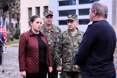 Olta Xhacka, ministrul Apărării din Albania, discută cu Vasile Pirtea, comandantul celor 50 de pompieri. Foto: Eli Driu