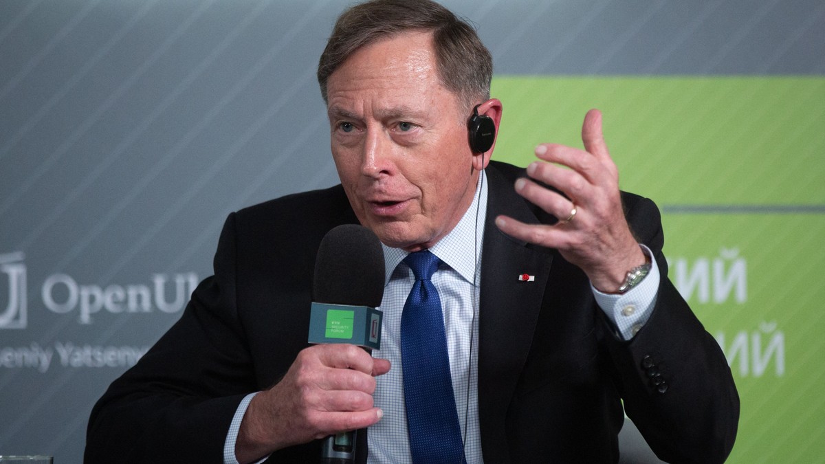 David Petraeus luând cuvântul la Forumului de Securitate de la Kiev Foto: Hepta