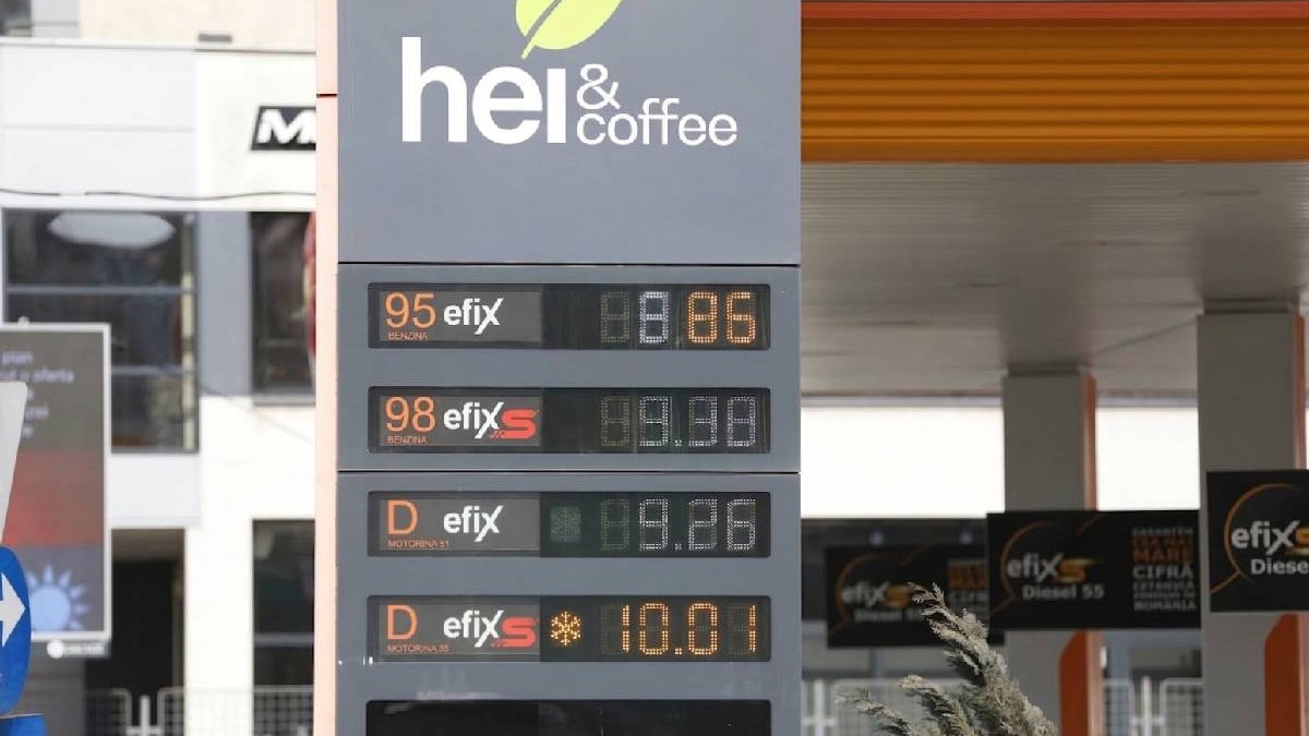 Un panou de prețuri care afișează prețul de 10.01 lei pe litru pentru motorina premium