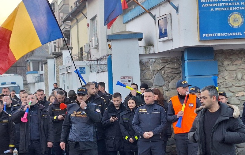 Polițiștii din penitenciare protestează în marile orașe ale țării față de „ordonanța trenuleț”: „Dacă nu se găsesc soluții, vom continua protestele”