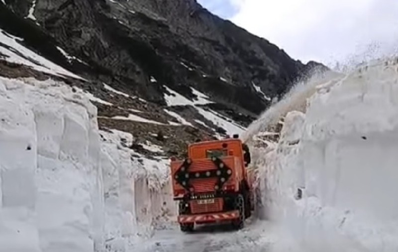 Se deszăpezește pe Transfăgărășan: stratul de zăpadă depășește 3 metri grosime
