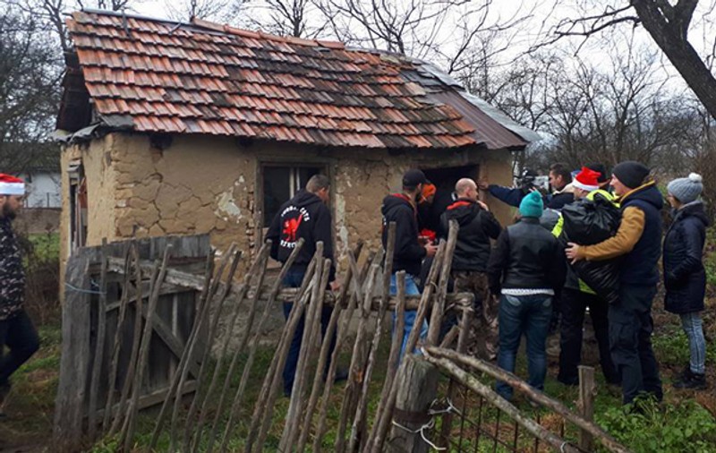 Cadou nesperat pentru un bătrân care trăia într-un bordei fără curent din Hunedoara. Cum l-au ajutat motocicliștii