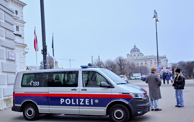 Un bărbat a bătut la ușa vecinei, a amenințat-o cu arma și i-a furat 4 sticle de vodcă. Ce s-a întâmplat când au sosit trupele speciale austriece