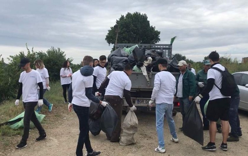 Poliţiştii din Giurgiu au adunat tone de gunoaie aruncate pe malul Dunării