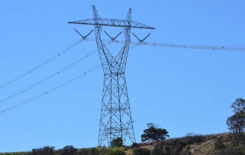 S-a urcat pe un stâlp electric ca să facă un selfie și a murit electrocutat