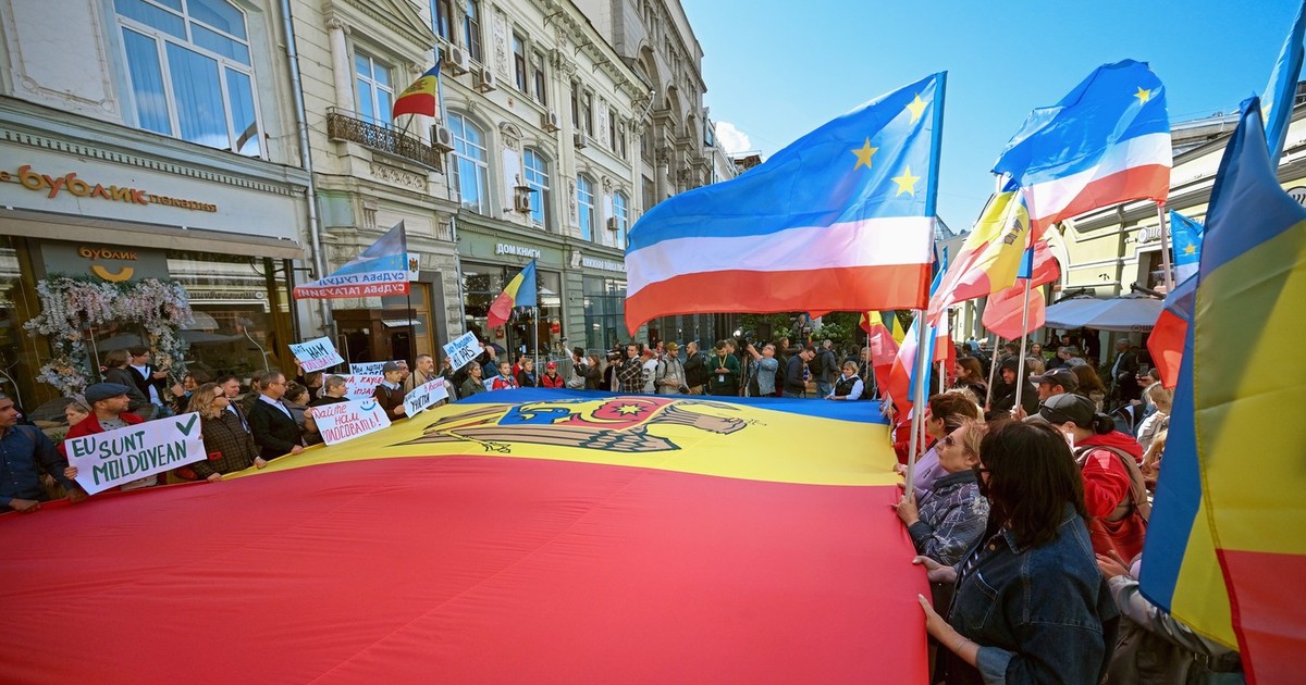 Un protest permis de Kremlin. Oameni adunați în fața Ambasadei Rep. Moldova la Moscova pentru a scanda lozinci împotriva conducerii de la Chișinău Foto: Profimedia