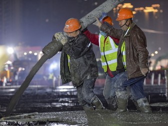 Muncitorii chinezi, pe șantierul unuia dintre spitalele care vor fi construite rapid în Wuhan FOTO: EPA