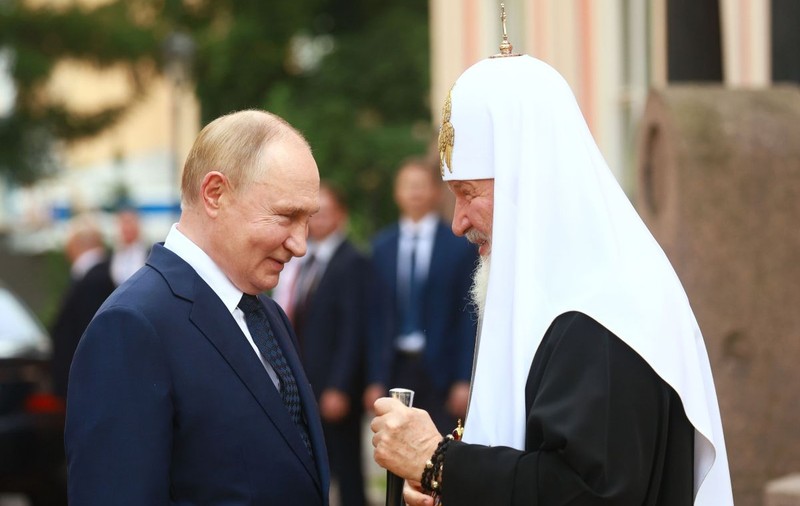 Vladimir Putin le cere soldaților din Ucraina să poarte cruci gravate cu inițialele lui