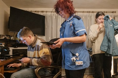 Andrei, Camelia și Ioana dimineața, în livingul familiei din Rugby, UK