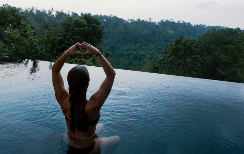 Un cont de Instagram îndrăzneț - femeia care se fotografiază nud în timp ce fac yoga