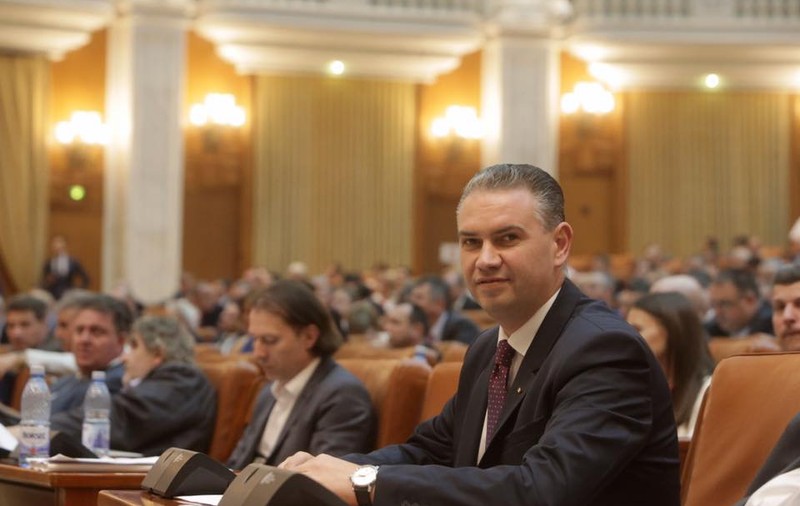 Ben Oni Ardelean, mesaj pentru colegi, după ce a fost acuzat că a făcut poza de la ziua premierului: „Nu am nicio legătură, nu reacţionez la bârfe”