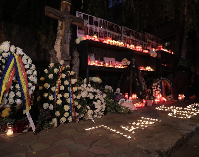Marș în memoria victimelor de la Colectiv. Fotografiile tinerilor care au murit au fost așezate în fața Parchetului