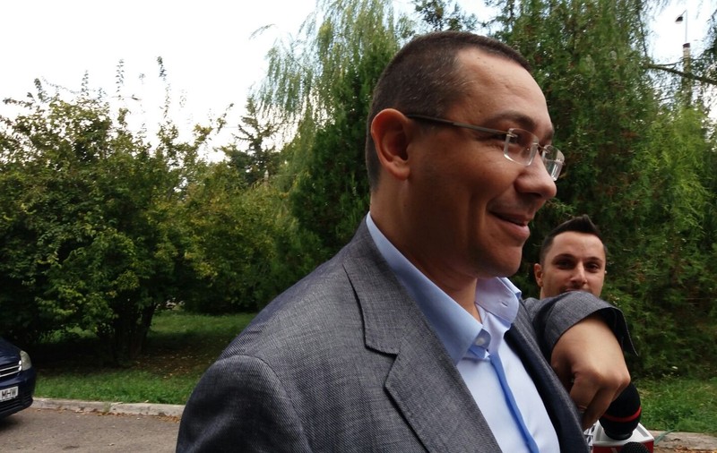 Victor Ponta poate da declarații presei și poate pleca din țară