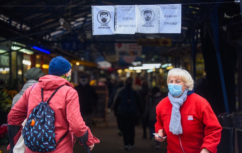 Polonia a depășit 8.000 de cazuri noi de COVID-19, stabilind încă un record absolut, a doua zi consecutiv
