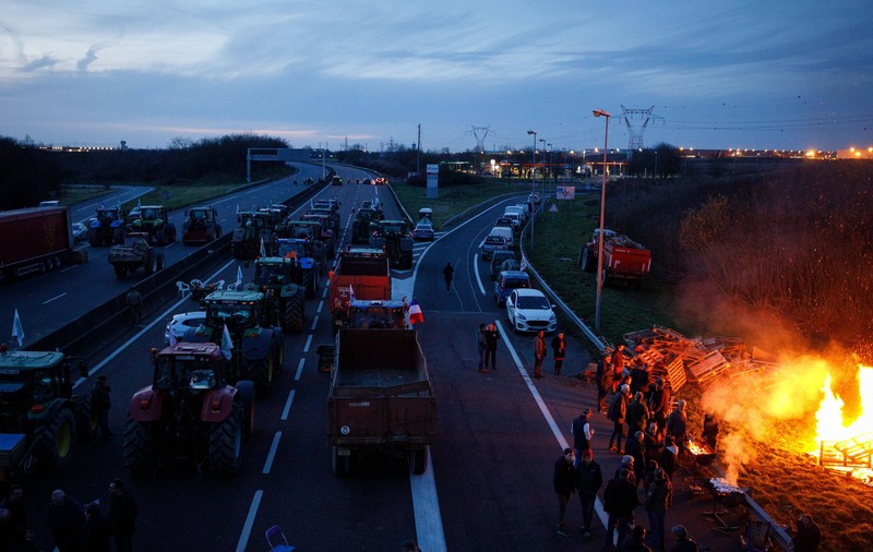 Autostrăzile din jurul Parisului, blocate de tractoarele fermierilor. Mobilizare în capitala franceză - VIDEO