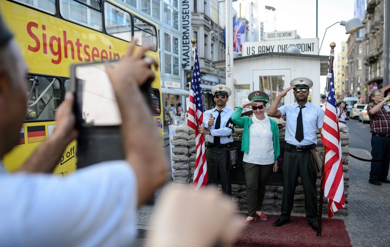 Falșii soldați americani de la Checkpoint Charlie, interziși de autoritățile din Berlin. Le cereau bani turiștilor care se pozau cu ei