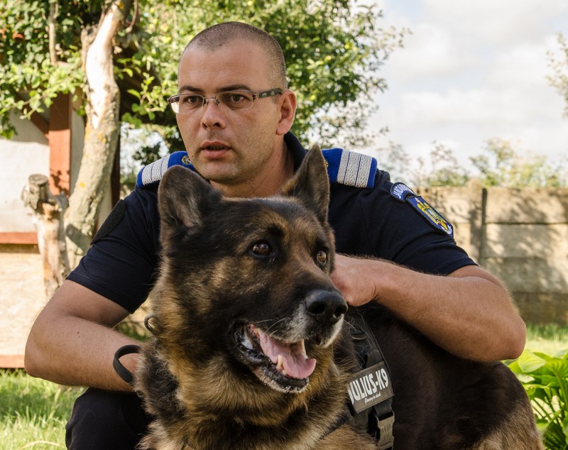 REPORTAJ/ Jandarmul Marius și câinele Mabanu, o prietenie mai presus de meserie. Deși a fost pensionat, ciobănescul german rămane cu plutonierul major/ (Foto&Video)