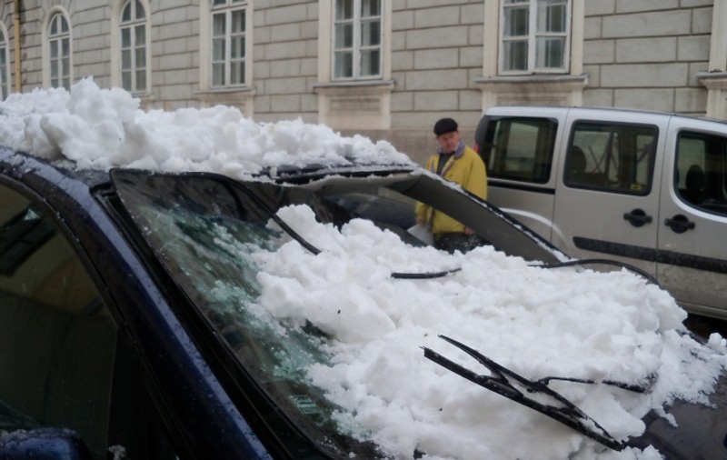 Soţia designerului Haiduc, la un pas moarte! Uite cum arată maşina distrusă de gheaţă | FOTO