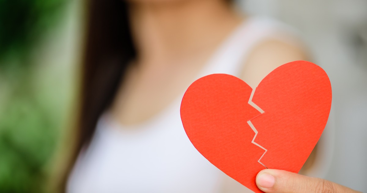 Ce este love bombing. Cum recunoști comportamentul și exemple de love bombing