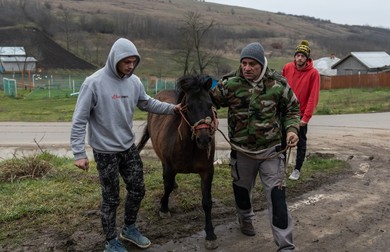 Măru şi băieţii lui caută un loc să priponească poneiţa din Neamţ