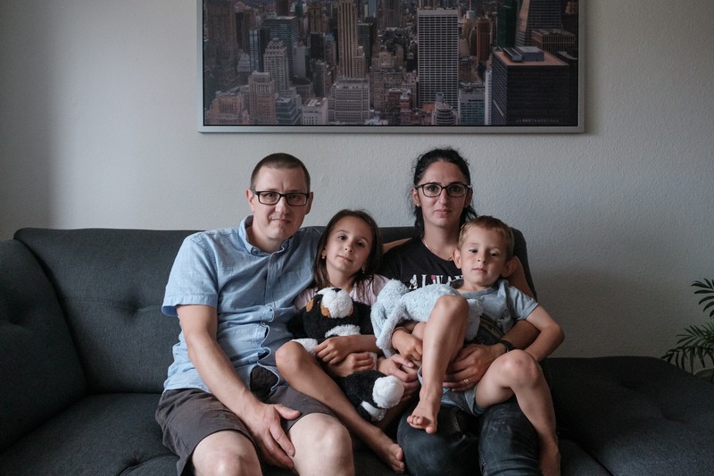 Familia Grigore: Florin, 40 de ani, Luminița, 34, și cei doi copii ai lor, Maia, 9, și Kevin, 5, fotografiați în apartamentul familiei din Skagen, Danemarca