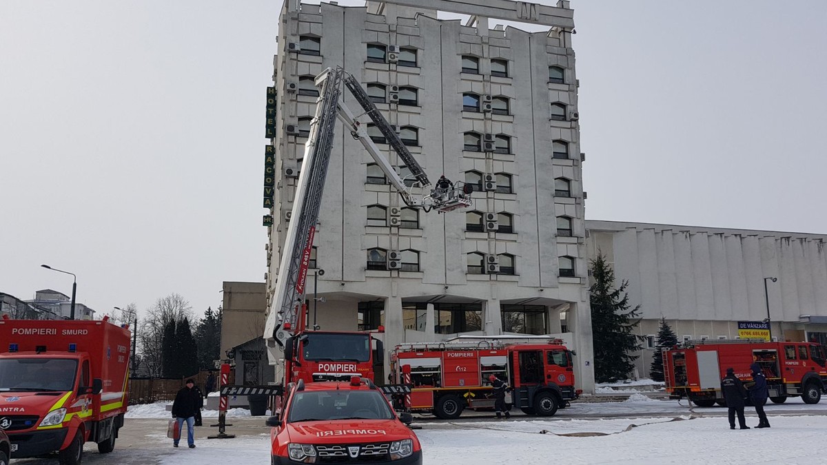 Panică în centrul Vasluiului, după ce mașini de pompieri au ocupat o parte din Piața Civică