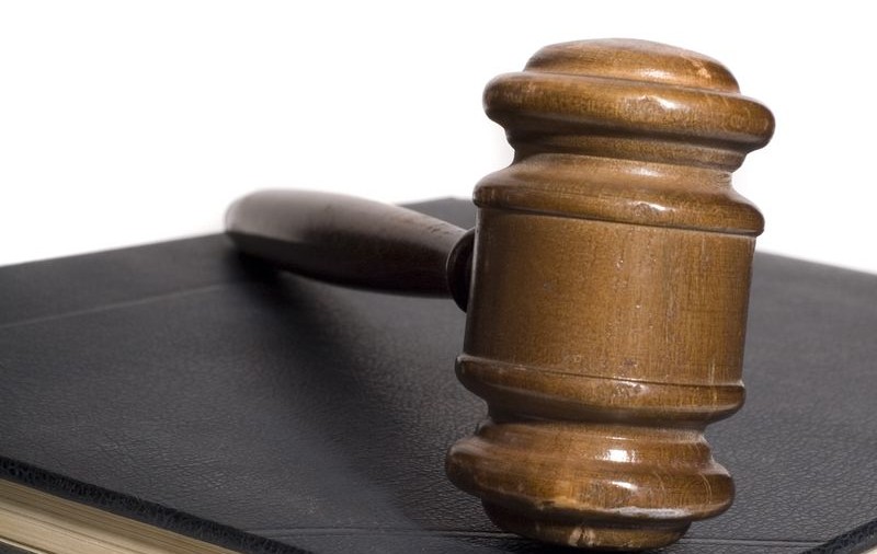 Homosexual, despăgubit după ce a fost obligat să-şi pipăie colega de muncă