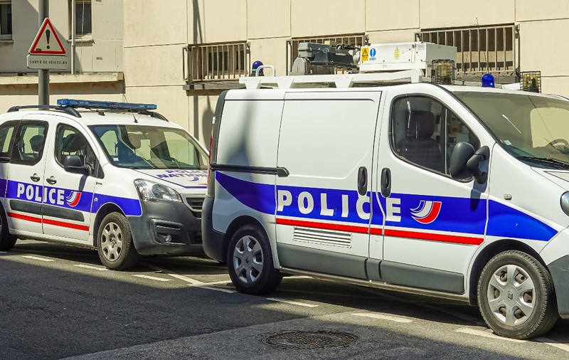 Trei criminali pe trotinete au împușcat în cap un tânăr de 23 de ani, în fața unei pizzerii din Lyon