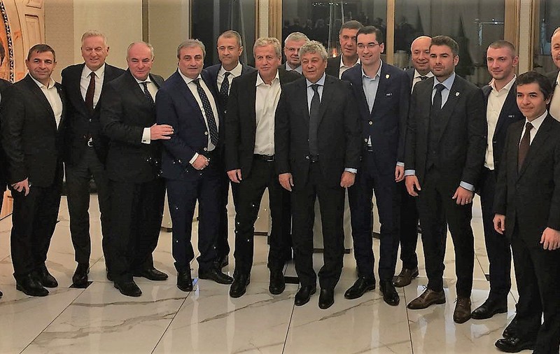 Federalii s-au înghesuit să facă pozeze cu Mircea Lucescu. Hop și Vasile Dâncu