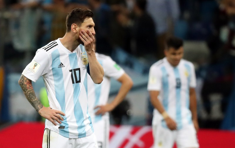 Asemănarea dintre Leo Messi și Cristi Chivu. Primul se retrage din cauza momentelor de doliu de la televiziunea argentiniană, Chivu a făcut-o după ce și-a văzut tricoul pe o cruce, în cimitir
