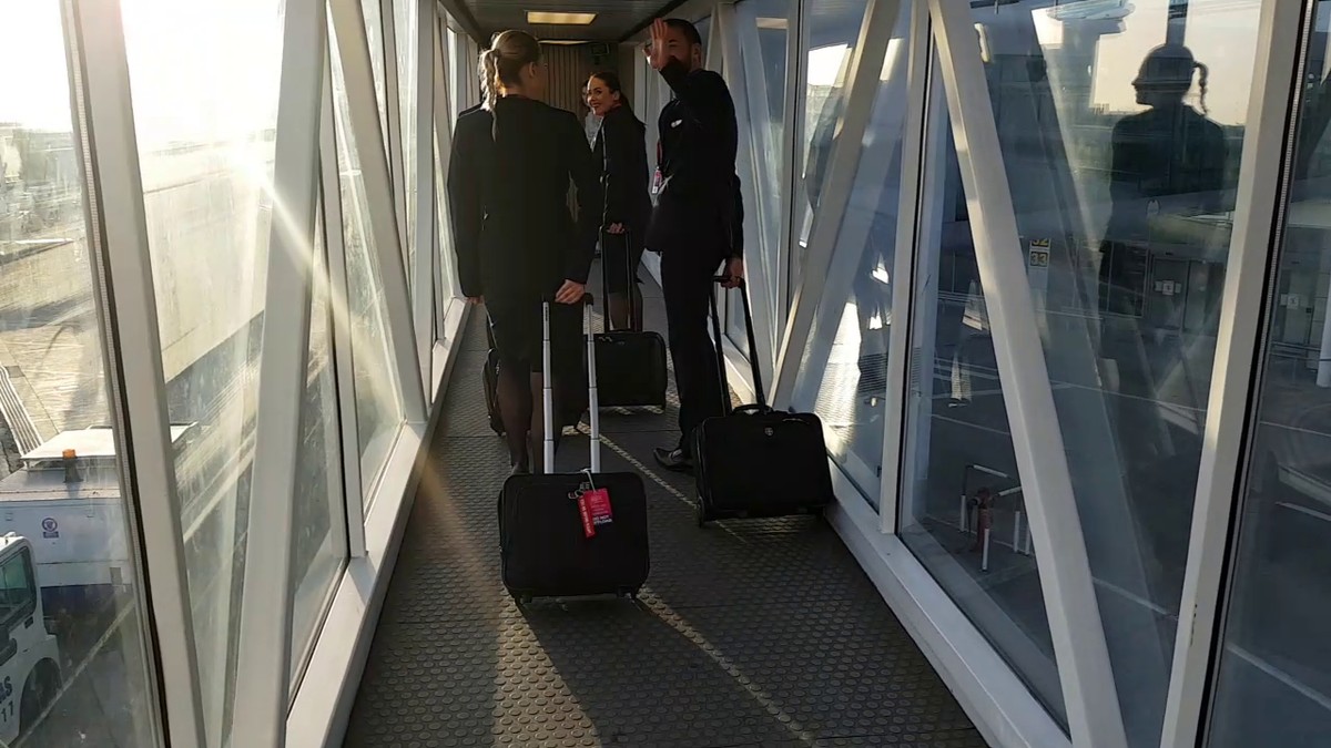 Robert Nedelcu este "stewardesa cu babă", care de 5 ani lucrează ca însoţitor de bord la compania Wizz Air