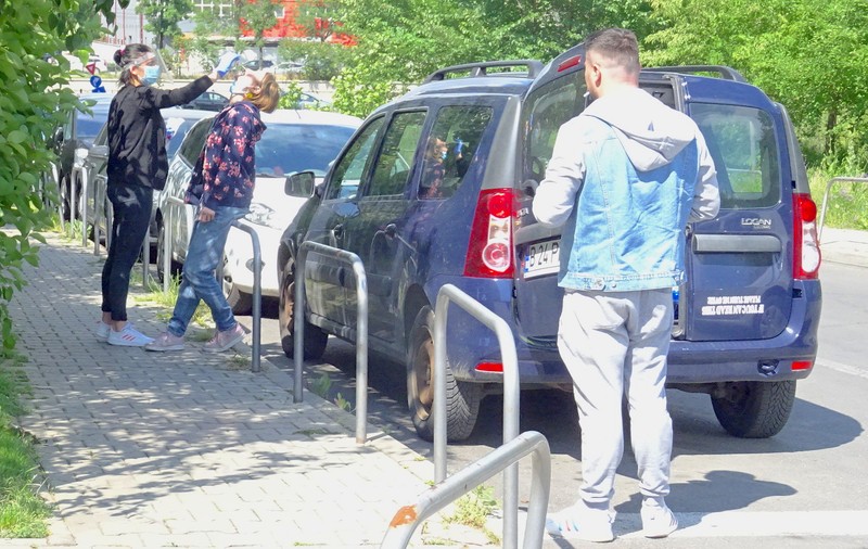 Cum a fost “testată” o jurnalistă de COVID-19, în mijlocul străzii, de o firmă care se oferă să recolteze probe la domiciliu